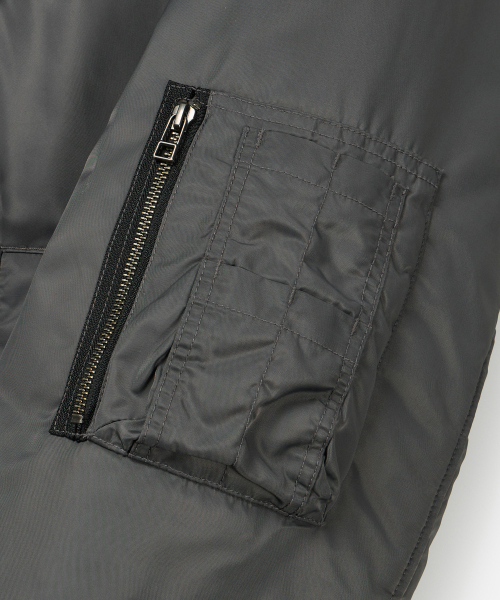 FRIZMWORKS(フリズムワークス)の「ACTIVE MA-1 HOODED PARKA _ GUN METAL(ブルゾン・メンズ・その他・SMALL/MEDIUM/LARGE/X-LARGE)」の3枚目の写真