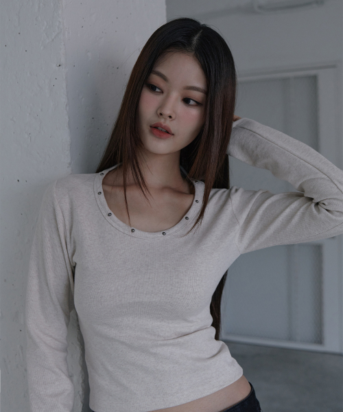 5OML(オーオーエムエル)の「ネックラインラウンドリベットロングスリーブオートミール(Tシャツ/カットソー・レディース・オートミール・FREE)」の1枚目の写真