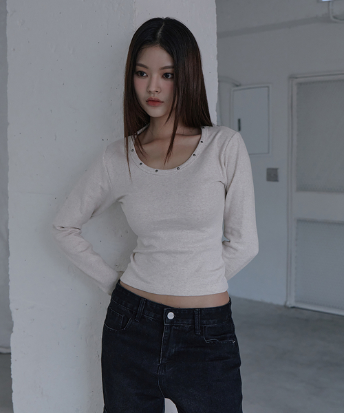 5OML(オーオーエムエル)の「ネックラインラウンドリベットロングスリーブオートミール(Tシャツ/カットソー・レディース・オートミール・FREE)」の3枚目の写真