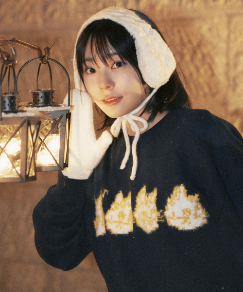 KNITTED（ニッティド）の「[NITTED X QWER DEMO] CAT'S BAND ROUND KNIT NAVY（ニット/セーター・レディース・その他・MEDIUM/LARGE）」の2枚目の写真
