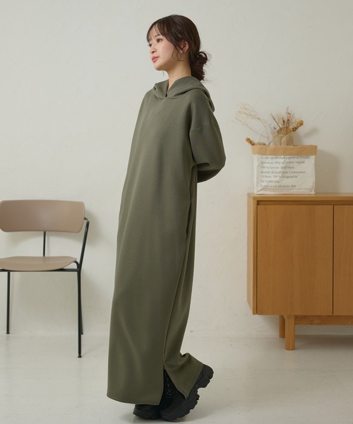DAYRA(デイラ)の「ソリッドカラー フーデット 長袖 マキシ ワンピース(ワンピース・レディース・ネイビー/ブラウン/グリーン/グレー/グレイッシュベージュ/ブラック・S/FREE)」の5枚目の写真