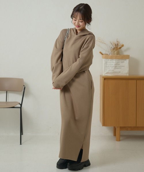 DAYRA(デイラ)の「ソリッドカラー フーデット 長袖 マキシ ワンピース(ワンピース・レディース・ネイビー/ブラウン/グリーン/グレー/グレイッシュベージュ/ブラック・S/FREE)」の17枚目の写真