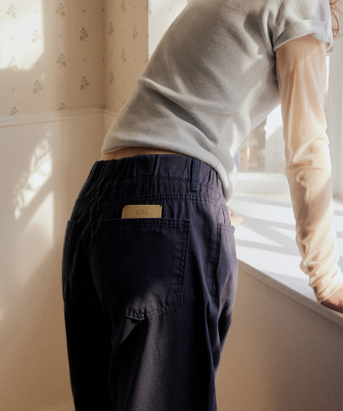 ADAUL（アダウル）の「Back label natural banding wide pants - navy（その他パンツ・レディース・ネイビー・SMALL/MEDIUM）」の3枚目の写真