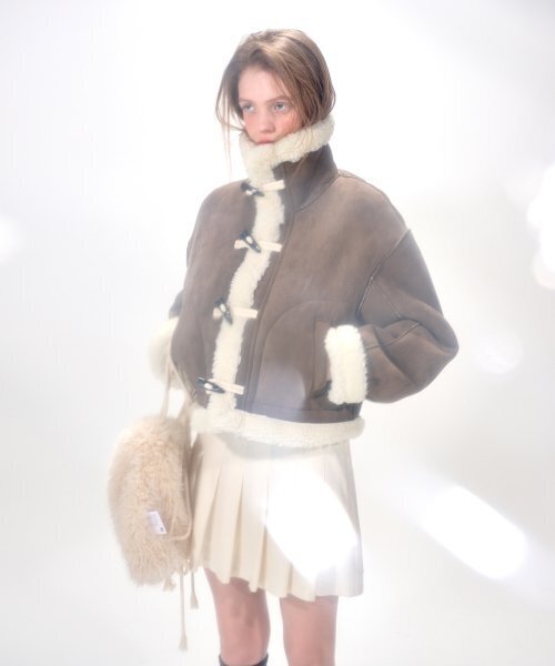 ETMON(エトモン)の「High-Neck Suede Mustang Coat, Brown(ムートンコート・レディース・その他・FREE)」の1枚目の写真