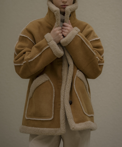 KNOWNBETTER（ノウンベター）の「Suede patch-pocket shearling jacket [KNFW05JP02]_[2color]（その他アウター・レディース・ブラウン/キャメル・FREE）」の5枚目の写真