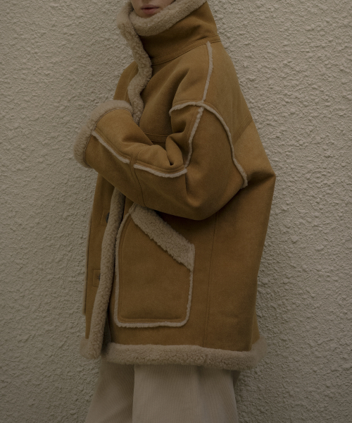 KNOWNBETTER（ノウンベター）の「Suede patch-pocket shearling jacket [KNFW05JP02]_[2color]（その他アウター・レディース・ブラウン/キャメル・FREE）」の6枚目の写真
