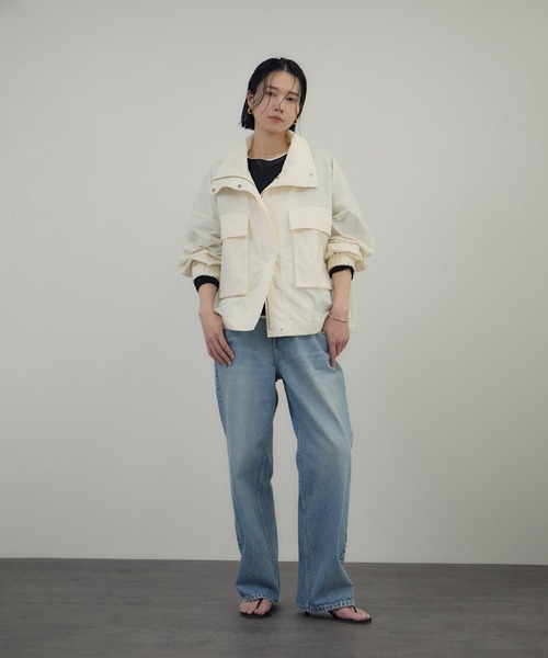 SALON adam et rope'（サロン アダム エ ロペ）の「リモンタナイロン / スタンドカラーブルゾン（ブルゾン・レディース・ベージュ/オフホワイト/ブラック・FREE）」の6枚目の写真