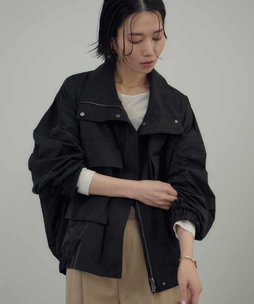 SALON adam et rope'（サロン アダム エ ロペ）の「リモンタナイロン / スタンドカラーブルゾン（ブルゾン・レディース・ベージュ/オフホワイト/ブラック・FREE）」の9枚目の写真