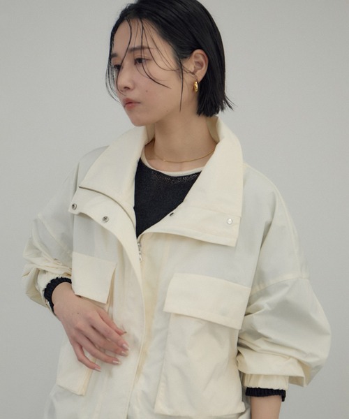 SALON adam et rope'（サロン アダム エ ロペ）の「リモンタナイロン / スタンドカラーブルゾン（ブルゾン・レディース・ベージュ/オフホワイト/ブラック・FREE）」の12枚目の写真