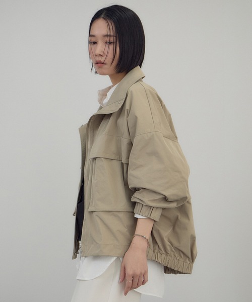 SALON adam et rope'（サロン アダム エ ロペ）の「リモンタナイロン / スタンドカラーブルゾン（ブルゾン・レディース・ベージュ/オフホワイト/ブラック・FREE）」の16枚目の写真