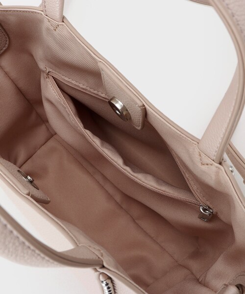 INDIVI（インディヴィ）の「【ミドルサイズ／合皮／ショルダー付】スタッズ風メタルバッグ（ショルダーバッグ・レディース・ピンク/ナチュラル/ブラック・00）」の8枚目の写真