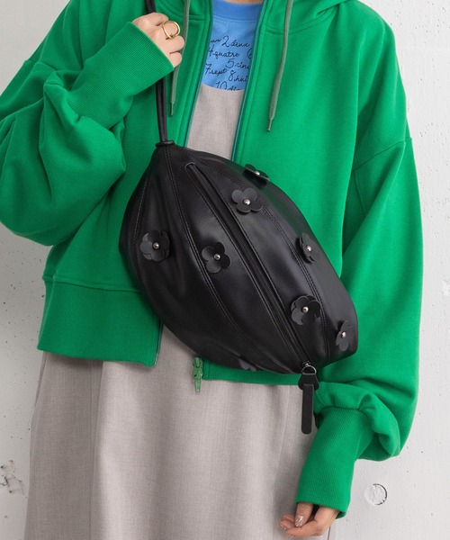 POU DOU DOU（プードゥドゥ）の「Dailyフラワーモチーフサークルバッグ（ショルダーバッグ・レディース・キナリ/ブラック・8）」の2枚目の写真