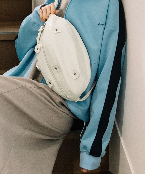 POU DOU DOU（プードゥドゥ）の「Dailyフラワーモチーフサークルバッグ（ショルダーバッグ・レディース・キナリ/ブラック・8）」の7枚目の写真