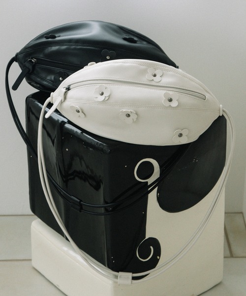 POU DOU DOU（プードゥドゥ）の「Dailyフラワーモチーフサークルバッグ（ショルダーバッグ・レディース・キナリ/ブラック・8）」の11枚目の写真