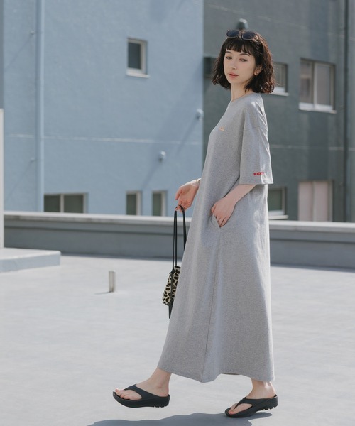 KELTY(ケルティ)の「KELTY/ケルティ ミニロゴ S/S ルーズシルエット ロングTシャツ 秋 秋服 2026年秋冬(Tシャツ/カットソー・レディース・ホワイト/ブラック/ベージュ/ネイビー/ヘザーグレー・FREE)」の3枚目の写真