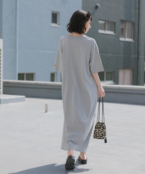 KELTY(ケルティ)の「KELTY/ケルティ ミニロゴ S/S ルーズシルエット ロングTシャツ 秋 秋服 2026年秋冬(Tシャツ/カットソー・レディース・ホワイト/ブラック/ベージュ/ネイビー/ヘザーグレー・FREE)」の7枚目の写真