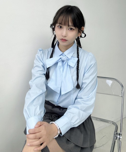 AS KNOW AS plus（アズノゥアズプラス）の「〇ボウタイリボン付 キラキラパールボタンブラウス（シャツ/ブラウス・レディース・サックスブルー/ブルー系その他/ホワイト系その他・FREE）」の3枚目の写真