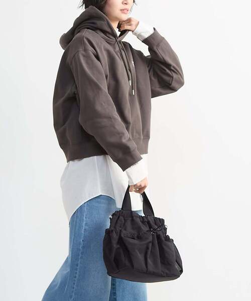 CONVERSE TOKYO(コンバーストウキョウ)の「2WAY NYLON DRAWSTRING SHOULDER BAG(ショルダーバッグ・レディース・カーキ/ブラック/チャコールグレー・FREE)」の4枚目の写真