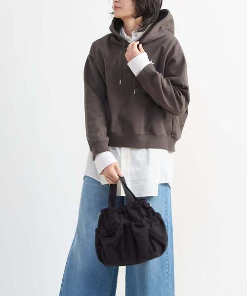 CONVERSE TOKYO(コンバーストウキョウ)の「2WAY NYLON DRAWSTRING SHOULDER BAG(ショルダーバッグ・レディース・カーキ/ブラック/チャコールグレー・FREE)」の5枚目の写真