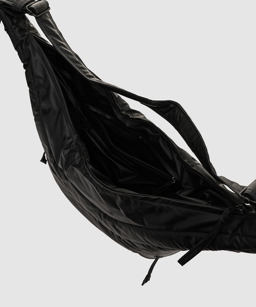 LEMAIRE（ルメール）の「MEDIUM SOFT GAME BAG（ショルダーバッグ・メンズ・ブラック・ONE SIZE）」の5枚目の写真