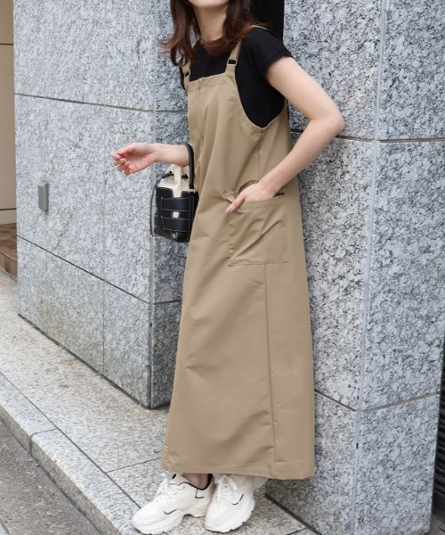 Pierrot(ピエロ)の「軽撥水フロントジップジャンパースカート(ジャンパースカート・レディース・ブラック/ベージュ・L/M/PM)」の1枚目の写真