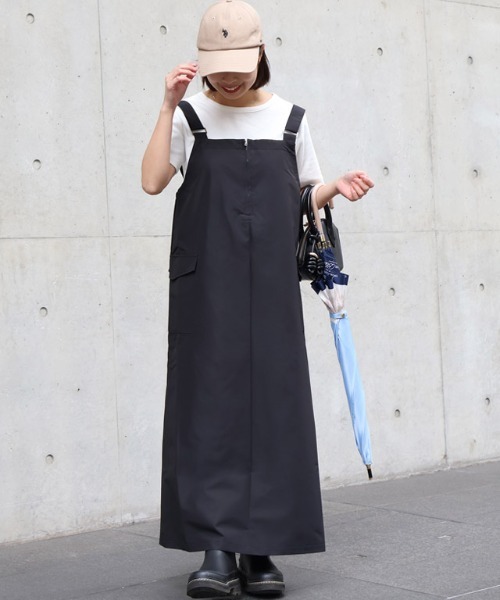 Pierrot(ピエロ)の「軽撥水フロントジップジャンパースカート(ジャンパースカート・レディース・ブラック/ベージュ・L/M/PM)」の3枚目の写真