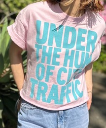 mi via loca（ミヴィアロカ）の「【GILDAN】UNDER THE HUM OF CITY TRAFFIC ロゴTシャツ（Tシャツ/カットソー）」