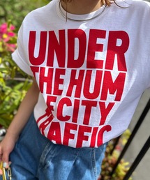 mi via loca（ミヴィアロカ）の「【GILDAN】UNDER THE HUM OF CITY TRAFFIC ロゴTシャツ（Tシャツ/カットソー）」