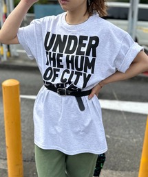 mi via loca（ミヴィアロカ）の「【GILDAN】UNDER THE HUM OF CITY TRAFFIC ロゴTシャツ（Tシャツ/カットソー）」