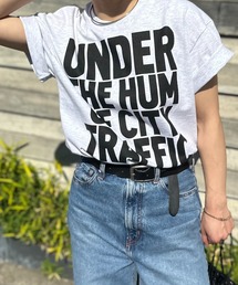 mi via loca（ミヴィアロカ）の「【GILDAN】UNDER THE HUM OF CITY TRAFFIC ロゴTシャツ（Tシャツ/カットソー）」