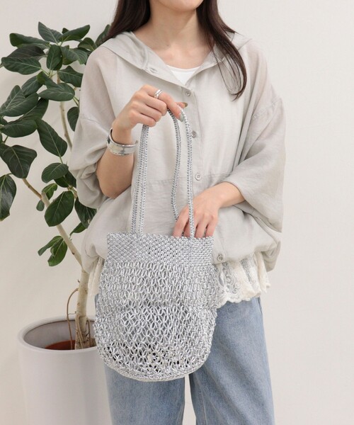fredy emue(フレディエミュ)の「【BAGMATI/バグマティ】ラメコードメッシュラウンドバッグ(かごバッグ・レディース・シルバー/ゴールド・FREE)」の4枚目の写真