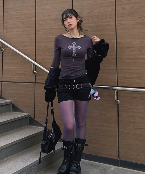 PLASMASPHERE(プラズマスフィア)の「クロスボートネックオフショルダーゴシックTシャツ_2COLOR(Tシャツ/カットソー・レディース・ブラック/ダークグレー・FREE)」の3枚目の写真