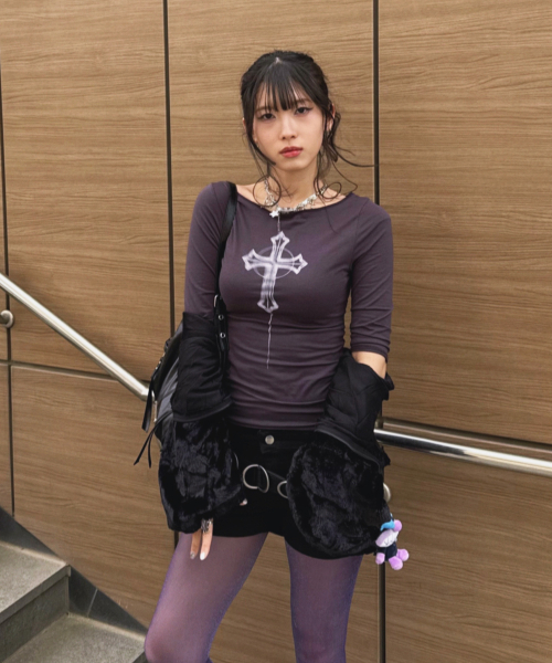 PLASMASPHERE(プラズマスフィア)の「クロスボートネックオフショルダーゴシックTシャツ_2COLOR(Tシャツ/カットソー・レディース・ブラック/ダークグレー・FREE)」の4枚目の写真