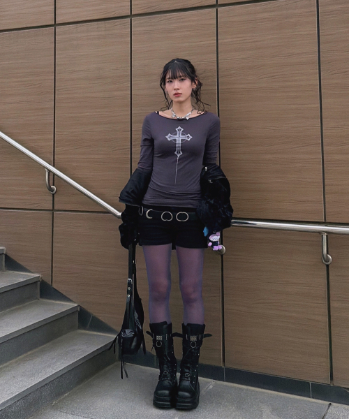 PLASMASPHERE(プラズマスフィア)の「クロスボートネックオフショルダーゴシックTシャツ_2COLOR(Tシャツ/カットソー・レディース・ブラック/ダークグレー・FREE)」の5枚目の写真