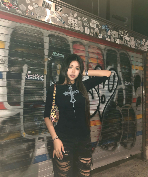 PLASMASPHERE(プラズマスフィア)の「クロスボートネックオフショルダーゴシックTシャツ_2COLOR(Tシャツ/カットソー・レディース・ブラック/ダークグレー・FREE)」の8枚目の写真