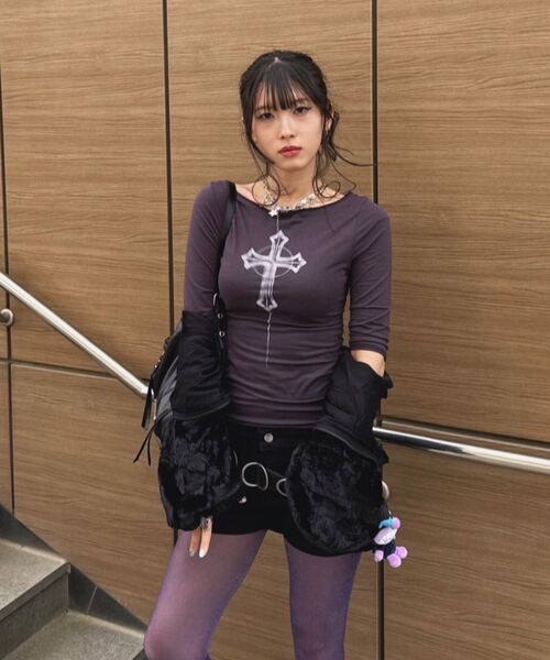 PLASMASPHERE(プラズマスフィア)の「クロスボートネックオフショルダーゴシックTシャツ_2COLOR(Tシャツ/カットソー・レディース・ブラック/ダークグレー・FREE)」の14枚目の写真