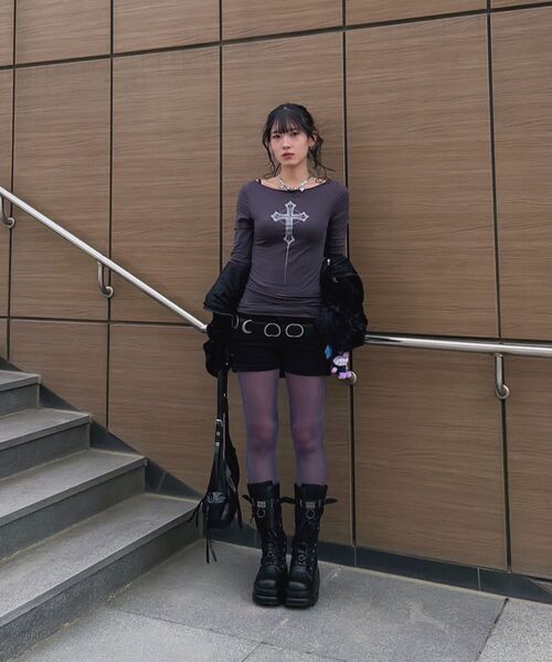 PLASMASPHERE(プラズマスフィア)の「クロスボートネックオフショルダーゴシックTシャツ_2COLOR(Tシャツ/カットソー・レディース・ブラック/ダークグレー・FREE)」の17枚目の写真