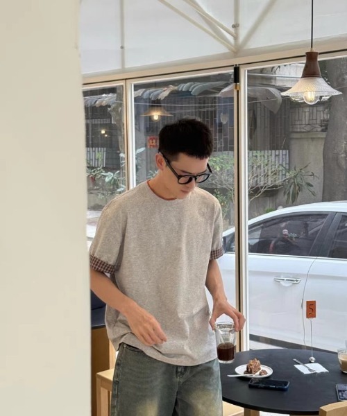 Ritzy(リッツィー)の「2 色展開のオーバーサイズ 袖口チェック T シャツ(Tシャツ/カットソー・メンズ・ブラック/グレー・L/XL/M)」の8枚目の写真