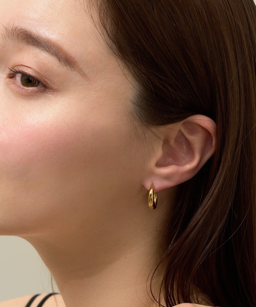 VATSURICA(バツリカ)の「〈LOINE〉金属アレルギー対応 / ステンレス / ドロップ フープピアス 14mm(ピアス(両耳用)・レディース・ゴールド・FREE)」の2枚目の写真