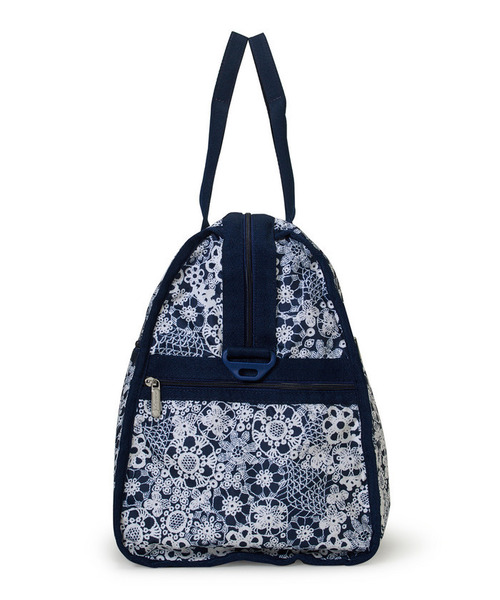 LeSportsac(レスポートサック)の「DELUXE LG WEEKENDER フローラルレースネイビー(ボストンバッグ・レディース・ブルー・FREE)」の2枚目の写真