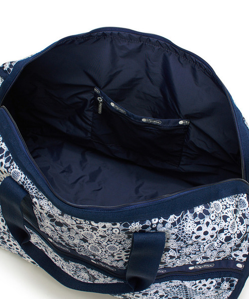 LeSportsac(レスポートサック)の「DELUXE LG WEEKENDER フローラルレースネイビー(ボストンバッグ・レディース・ブルー・FREE)」の6枚目の写真