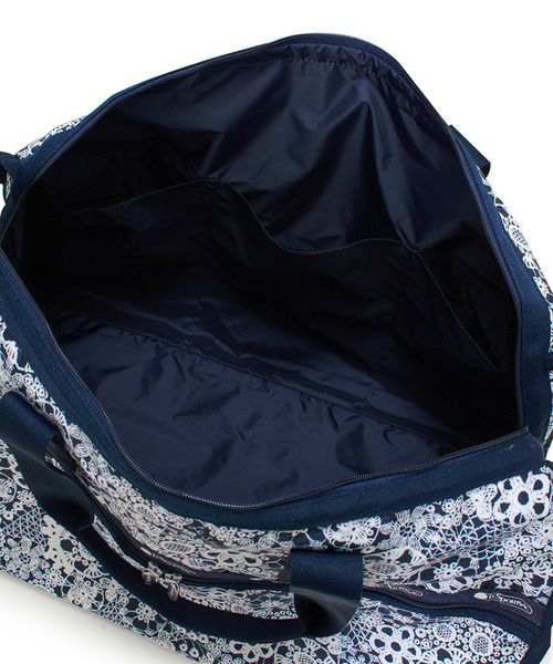 LeSportsac(レスポートサック)の「DELUXE LG WEEKENDER フローラルレースネイビー(ボストンバッグ・レディース・ブルー・FREE)」の7枚目の写真