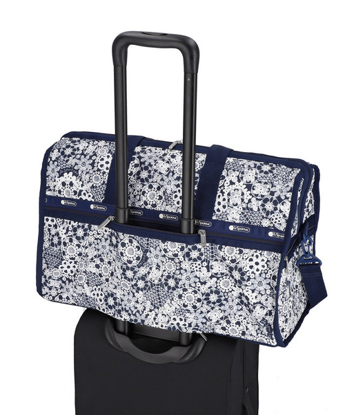 LeSportsac(レスポートサック)の「DELUXE LG WEEKENDER フローラルレースネイビー(ボストンバッグ・レディース・ブルー・FREE)」の8枚目の写真