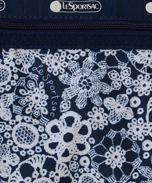 LeSportsac(レスポートサック)の「DELUXE LG WEEKENDER フローラルレースネイビー(ボストンバッグ・レディース・ブルー・FREE)」の9枚目の写真