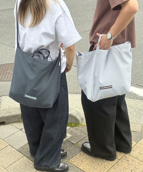 FFEIN（フェイン）の「【FFEIN（フェイン）】2WAYチェックトートバッグ / ユニセックス バック 2WAY 雑貨 刺繍 チェック ポケット（トートバッグ・メンズ・レッド/サックスブルー/ネイビー/ブルー・FREE）」の5枚目の写真