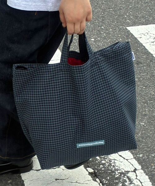 FFEIN（フェイン）の「【FFEIN（フェイン）】2WAYチェックトートバッグ / ユニセックス バック 2WAY 雑貨 刺繍 チェック ポケット（トートバッグ・メンズ・レッド/サックスブルー/ネイビー/ブルー・FREE）」の9枚目の写真