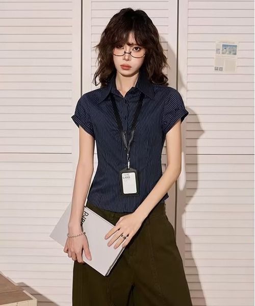 AsheKsha(アシクシャ)の「ショルダーストレートウエストショートスリーブシャツ(シャツ/ブラウス・レディース・ネイビー・M)」の14枚目の写真
