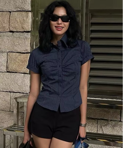 AsheKsha(アシクシャ)の「ショルダーストレートウエストショートスリーブシャツ(シャツ/ブラウス・レディース・ネイビー・M)」の8枚目の写真
