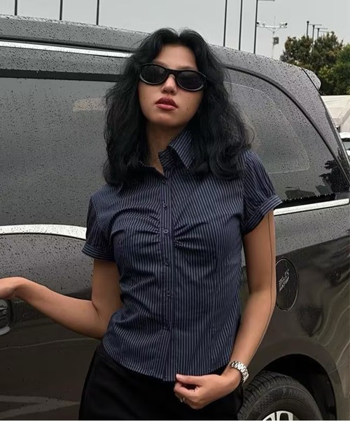 AsheKsha(アシクシャ)の「ショルダーストレートウエストショートスリーブシャツ(シャツ/ブラウス・レディース・ネイビー・M)」の7枚目の写真