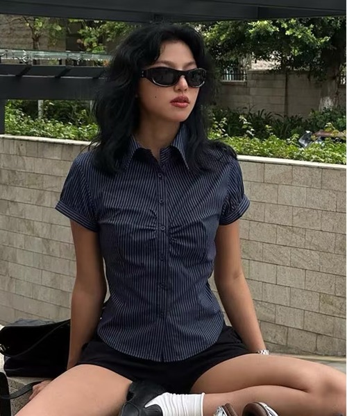 AsheKsha(アシクシャ)の「ショルダーストレートウエストショートスリーブシャツ(シャツ/ブラウス・レディース・ネイビー・M)」の5枚目の写真